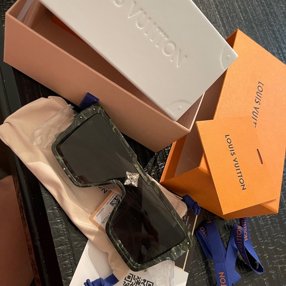 Louis Vuitton sunglasses brand new ! - Picture 2 of 3